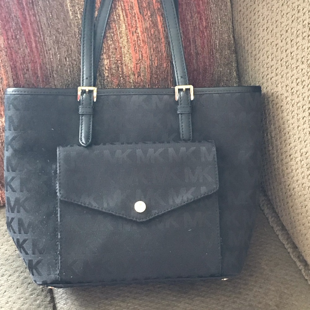 Michael Kor’s black handbag - super cute!